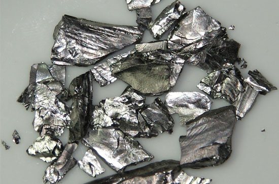 Pieces of processed silver-grey aluminium scrap